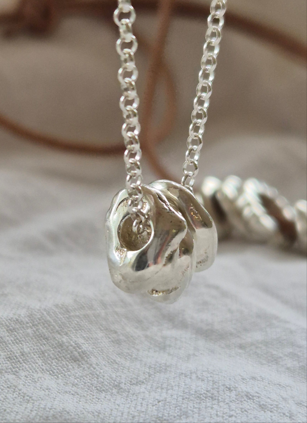 Pebble trio & Chain