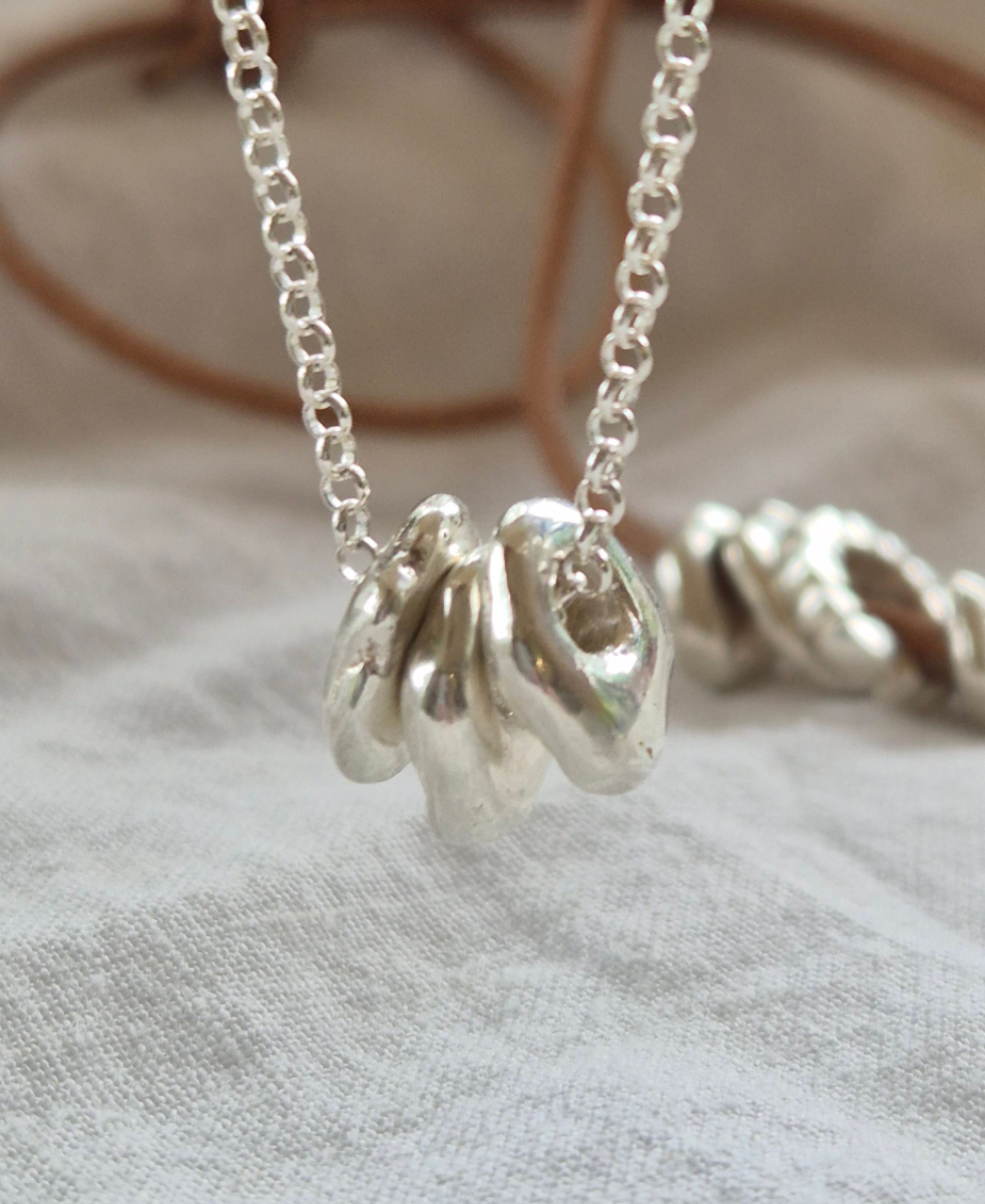 Pebble trio & Chain