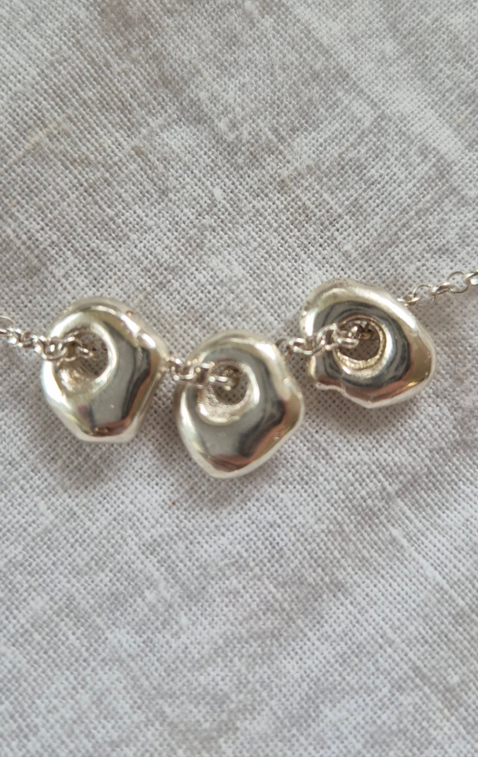 Pebble trio & Chain