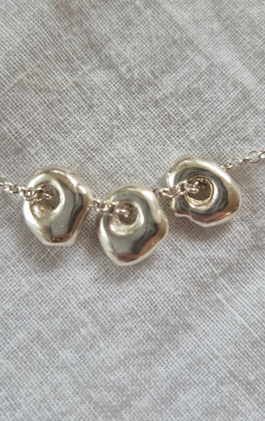 Pebble trio & Chain